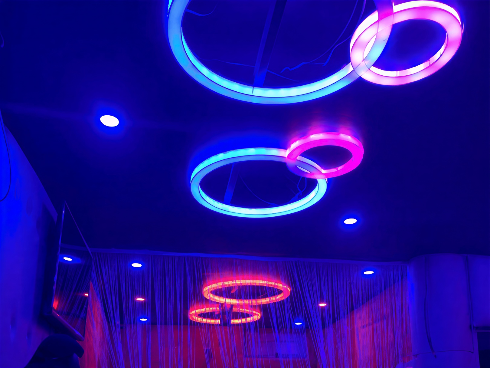 CONCEPTION ET REALISATION CLE A MAIN DE LA BOITE DE NUIT D’ESCAPE LOUNGE  TITI GARAGE FACE ECOLE DES ASSURANCES